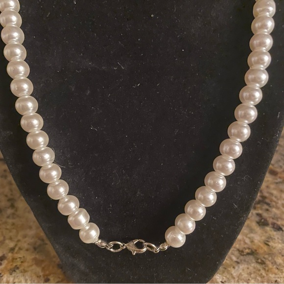 Pearl single strand faux pearl necklace claw clasp 20” L - Picture 3 of 4